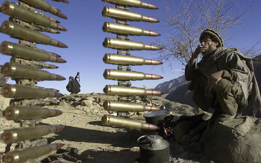 לוחמי אנטי-אל קאעדה אפגנים בהרים הלבנים ליד טורה בורה, 19 בדצמבר 2001 (צילום: AP Photo/David Guttenfelder)