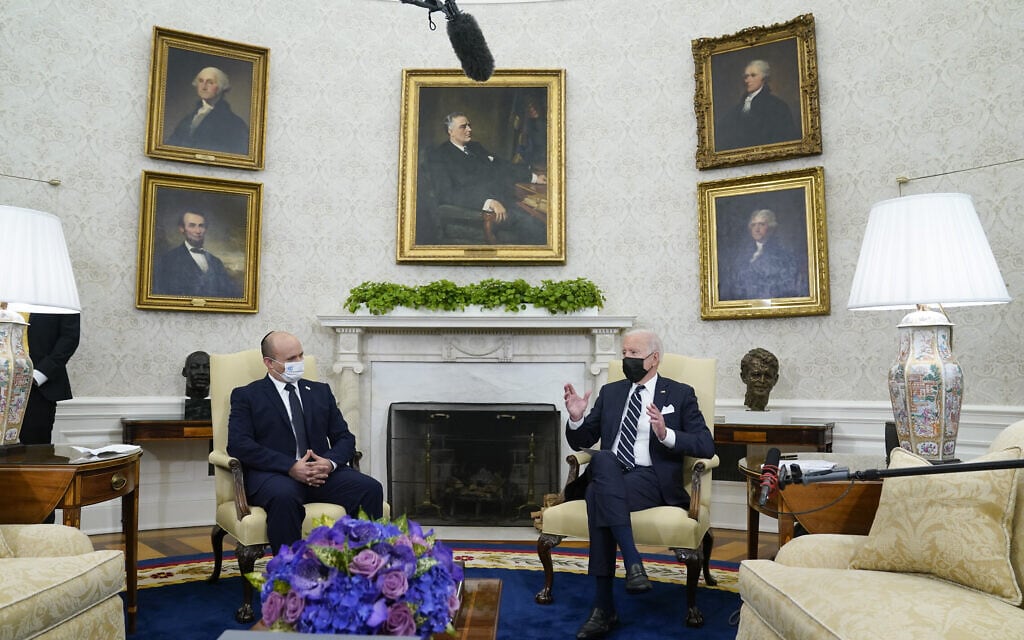 ראש הממשלה נפתלי בנט נפגש עם נשיא ארצות הברית ג'ו ביידן בבית הלבן, 27 באוגוסט 2021 (צילום: AP Photo/Evan Vucci)