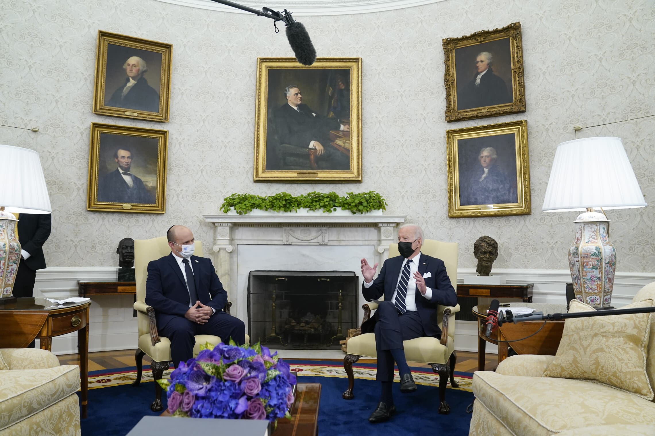 ראש הממשלה נפתלי בנט נפגש עם נשיא ארצות הברית ג&#039;ו ביידן בבית הלבן, 27 באוגוסט 2021 (צילום: AP Photo/Evan Vucci)