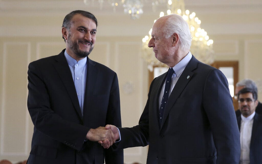 חוסיין אמיר עבדולחיאן, אז סגן שר החוץ של איראן (משמאל), בפגישה עם שליח האו&quot;ם לענייני סוריה סטפן דה מיסטורה, בפגישה בטהרון, 12 באפריל 2016 (צילום: AP Photo/Vahid Salemi)