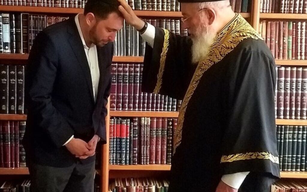 אדם טיפן מקבל ברכה מהרב שלמה עמאר, מאי 2018 (צילום: יהודה בן-יוסף) אדם טיפן מקבל ברכה מהרב שלמה עמאר, מאי 2018 (צילום: יהודה בן-יוסף)