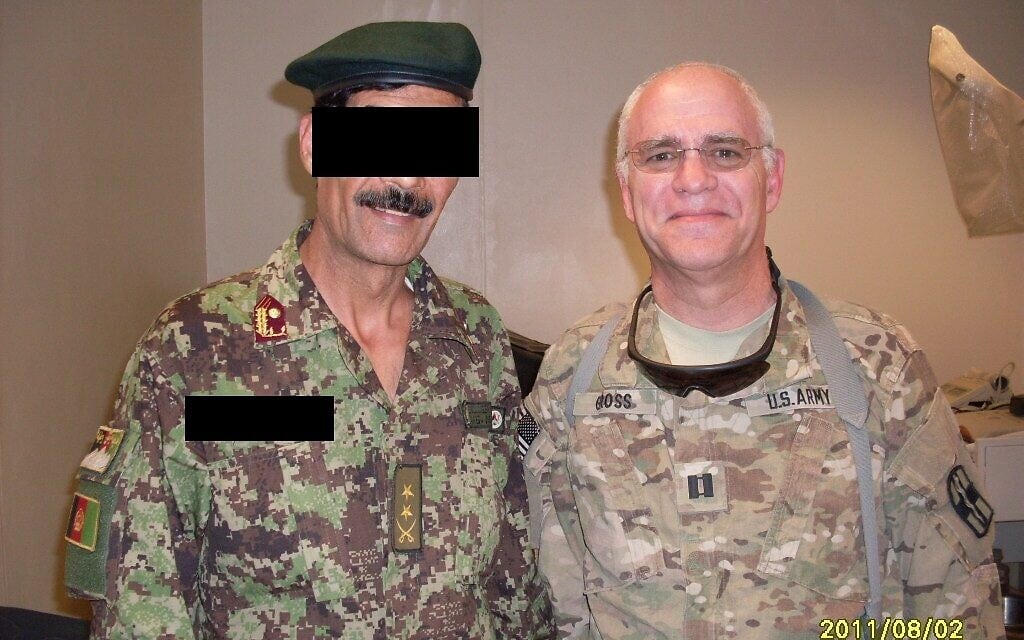 קפטן וורן גרוס (מימין) עם גנרל אפגני (צילום: באדיבות וורן גרוס)