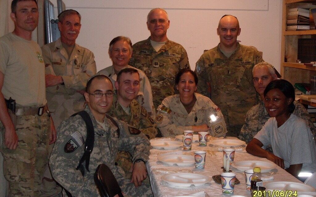 חיילים אמריקאים יהודים לפני סעודת שבת בקנדהאר, אפגניסטן (צילום: באדיבות וורן גרוס)