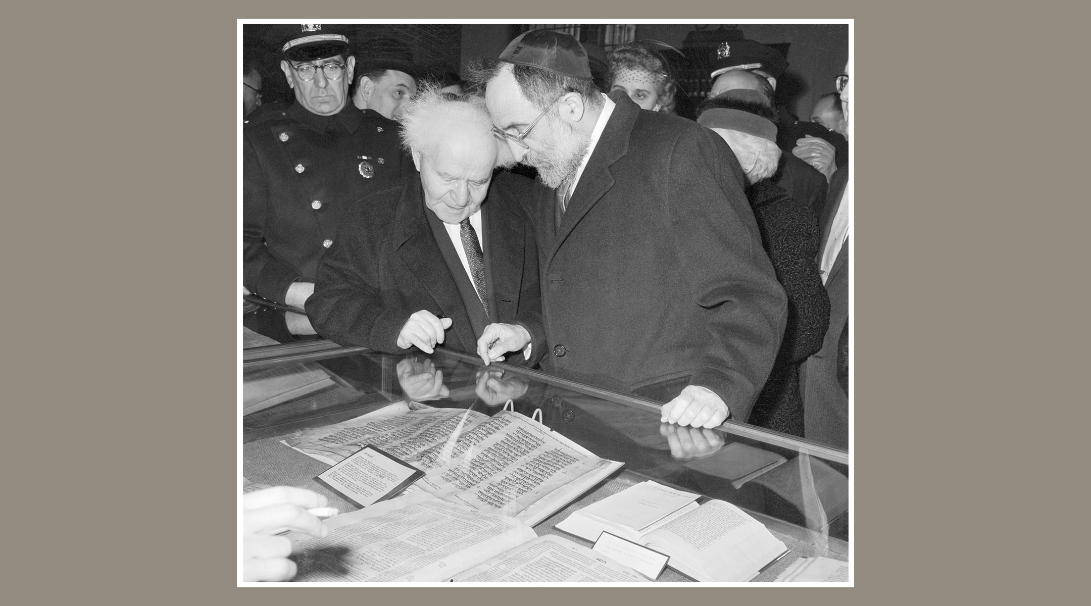 ראש הממשלה דוד בן-גוריון מתבונן בספרים ובכתבי קודש נדירים בבית המדרש לרבנים באמריקה בניו יורק, 1960 (צילום: Getty Images)