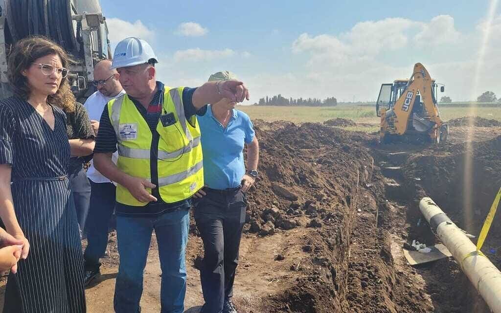 השרה להגנת הסביבה תמר זנדברג באזור שבו דלף הדלק מצינור קצא"א, 30 באוגוסט 2021 (צילום: המשרד להגנת הסביבה) השרה להגנת הסביבה תמר זנדברג באזור שבו דלף הדלק מצינור קצא"א, 30 באוגוסט 2021 (צילום: המשרד להגנת הסביבה)