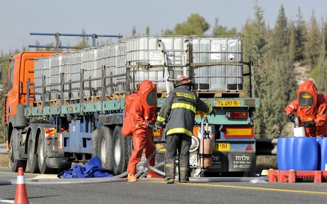 תאונת משאית חומרים מסוכנים בכביש 6. גם משרד התחבורה אמור ליישר קו עם המדריך של האו&quot;ם להובלה (צילום: Yossi Zeliger/FLASH90)