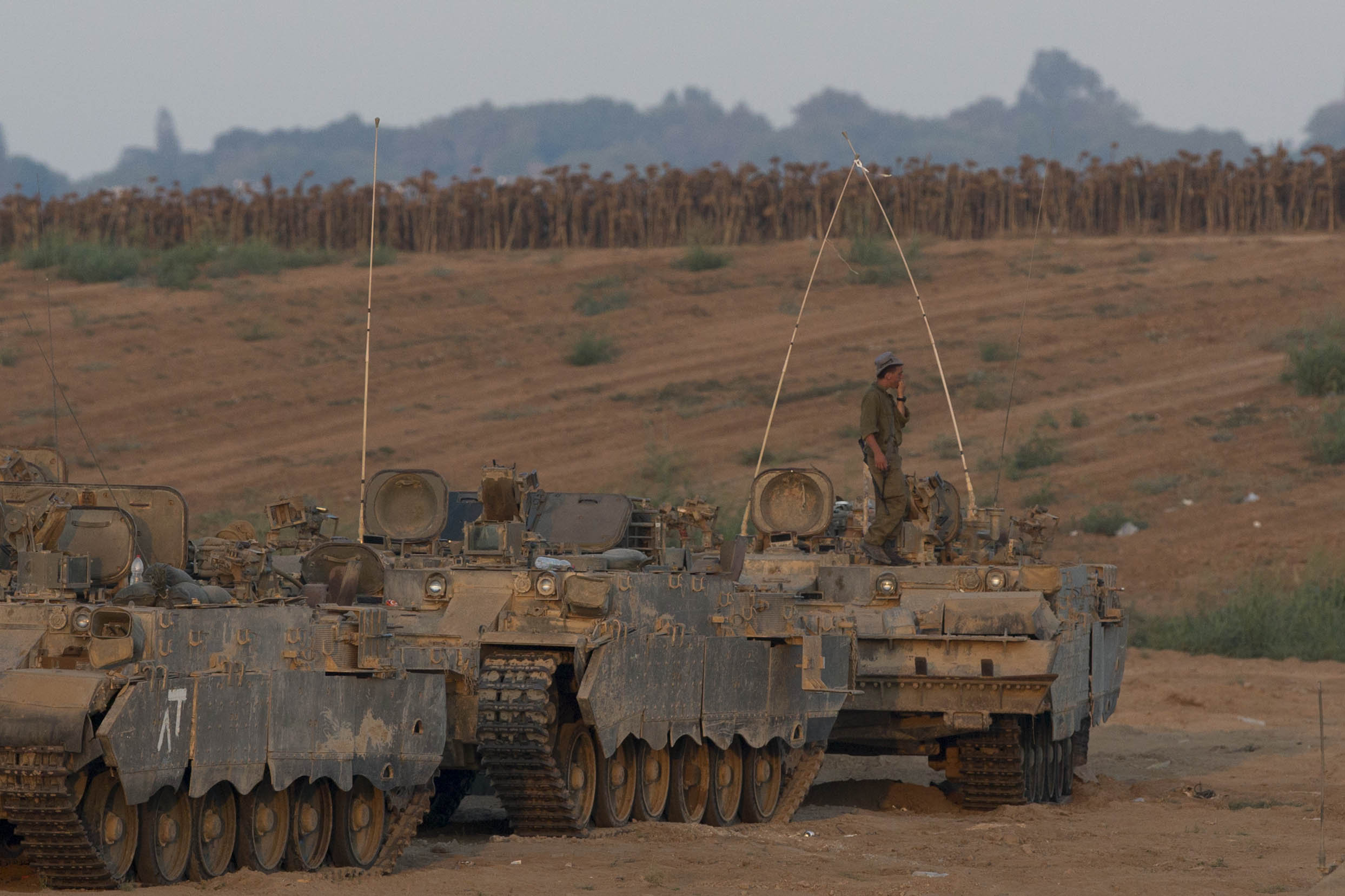 כוחות צה&quot;ל בגבול עזה במבצע צוק איתן, 25 באוגוסט 2014 (צילום: יונתן זינדל/פלאש 90)