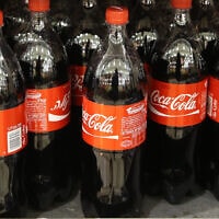 מדף קוקה קולה בסופרמרקט. אילוסטרציה (צילום: נתי שוחט/פלאש90)