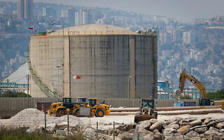 מיכל האמוניה שרוקן במפרץ חיפה. הרגולציה על חומרים מסוכנים עדיין לא תואמת את הדרישות המקובלות בעולם (צילום: Flash90) מיכל האמוניה שרוקן במפרץ חיפה. הרגולציה על חומרים מסוכנים עדיין לא תואמת את הדרישות המקובלות בעולם (צילום: Flash90)