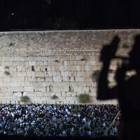 תקיעה בשופר בזמן תפילת סליחות בכותל (צילום: Yonatan Sindel/Flash90)