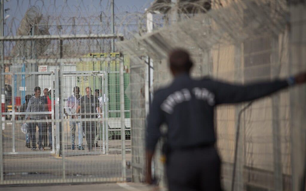 .מבקשי מקלט בכלא סהרונים, 2018 (צילום: Hadas Parush/FLASH90)