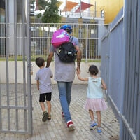 אב לוקח את ילדיו לגן בתל אביב, 18 באוקטובר 2020 (צילום: אבשלום ששוני/פלאש90)