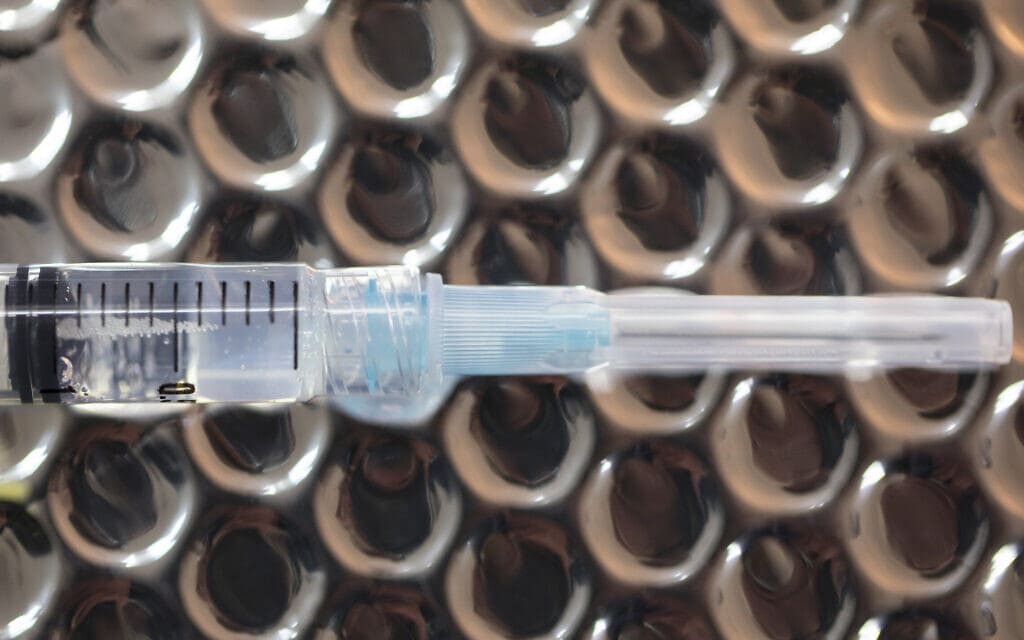 מזרק עם חיסון נגד קורונה שפותח במכון הביולוגי הישראלי, כחלק מהשלב השני של הניסוי הקליני, שהוזרק למנהל הדסה זאב רוטשטיין (צילום: Olivier Fitoussi/Flash90)