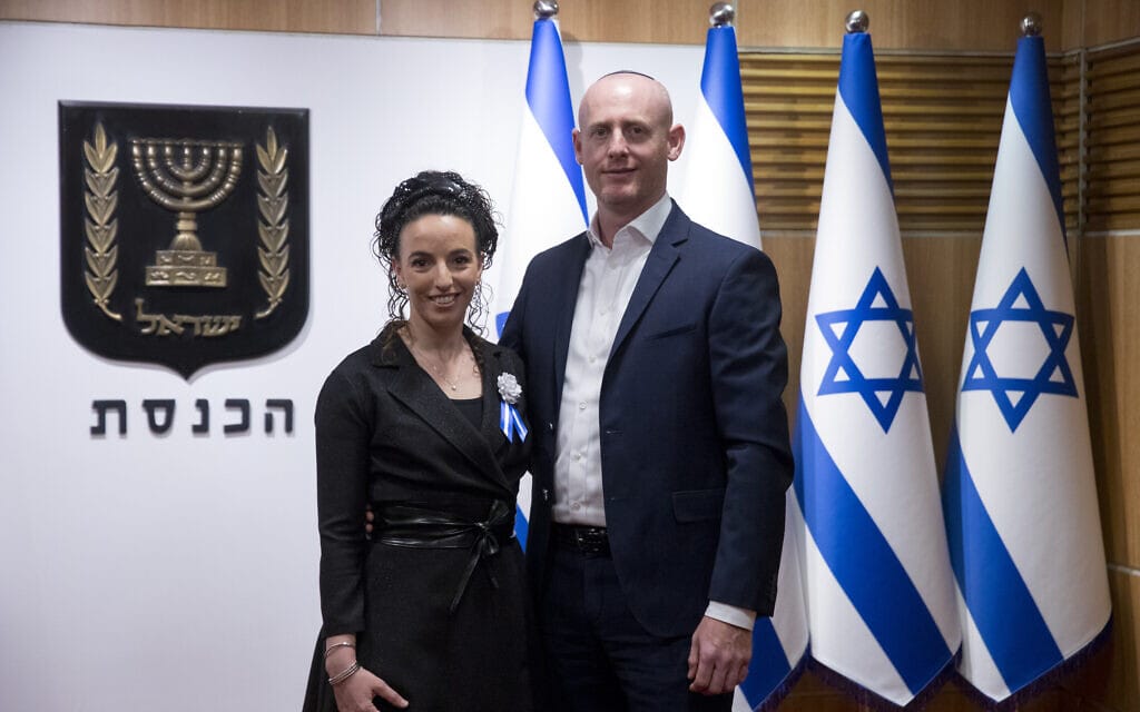 עידית סילמן עם בעלה שמואל ביום השבעת הכנסת ה-24, 6 באפריל 2021 (צילום: אוליבייה פיטוסי/פלאש90)