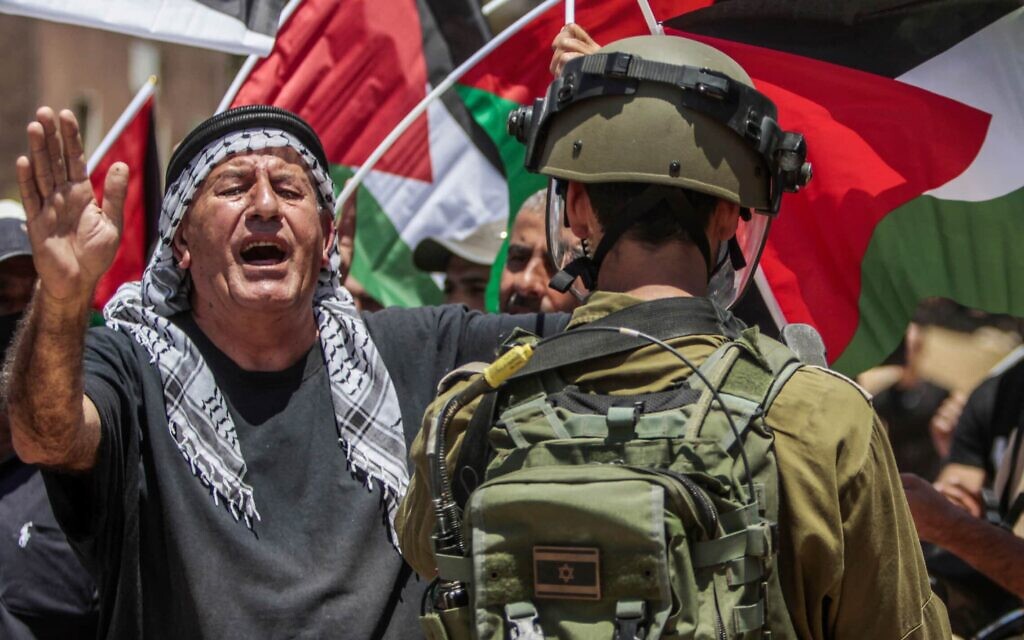 פלסטינים מפגינים ליד המאחז הלא חוקי אביתר, 25 ביוני 2021 (צילום: Nasser Ishtayeh/Flash90)