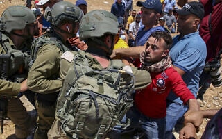 עימות בין כוחות צה"ל ומפגינים פלסטיניים ביטא שליד חברון, 9 ביולי 2021 (צילום: Wissam Hashlamon/Flash90)