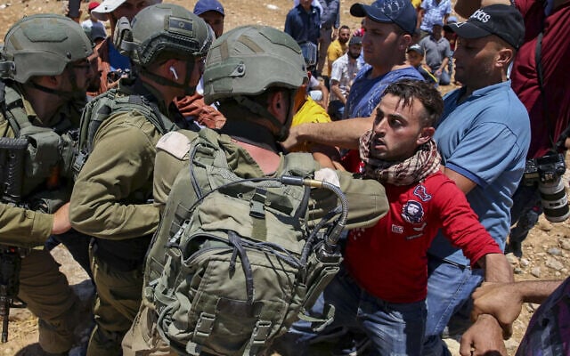 עימות בין כוחות צה&quot;ל ומפגינים פלסטיניים ביטא שליד חברון, 9 ביולי 2021 (צילום: Wissam Hashlamon/Flash90)