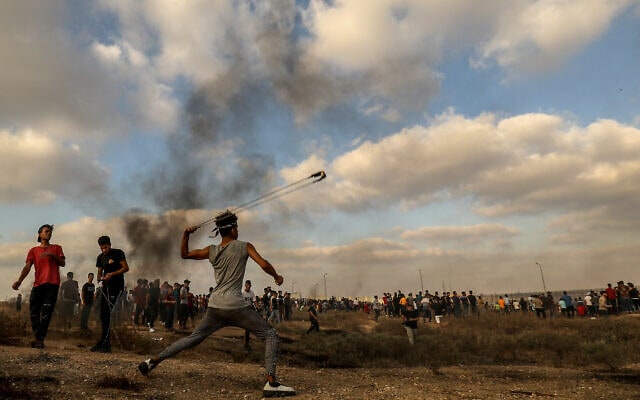 מפגינים מתפרעים על גבול עזה-ישראל, 21 באוגוסט 2021 (צילום: Abed Rahim Khatib/Flash90)