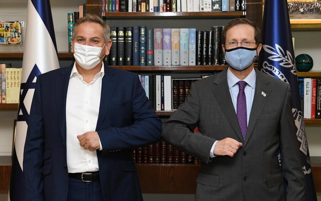 נשיא המדינה יצחק הרצוג ושר הבריאות ניצן הורוביץ, 4 באוגוסט 2021 (צילום: עמוס בן גרשום / לע"מ) נשיא המדינה יצחק הרצוג ושר הבריאות ניצן הורוביץ, 4 באוגוסט 2021 (צילום: עמוס בן גרשום / לע"מ)