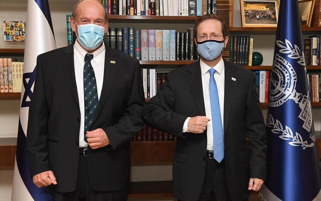 נשיא המדינה יצחק הרצוג ומבקר המדינה מתניהו אנגלמן, בפגישת עבודה בבית הנשיא, 3 באוגוסט 2021 (צילום: מארק ניימן / לע״מ) נשיא המדינה יצחק הרצוג ומבקר המדינה מתניהו אנגלמן, בפגישת עבודה בבית הנשיא, 3 באוגוסט 2021 (צילום: מארק ניימן / לע״מ)