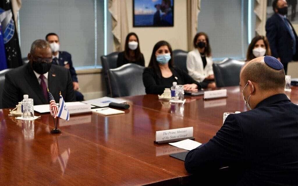 ראש הממשלה נפתלי בנט בפגישה עם שר ההגנה האמריקאי לויד אוסטין, 25.8.2021 (צילום: אבי אוחיון, לע״מ)