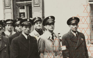 חברי שירות הסדר היהודי בצילום לא מתוארך על עטיפת הספר משטרת גטו ורשה: שירות הסדר היהודי בתקופת הכיבוש הנאצי (צילום: באדיבות ההוצאה לאור של אוניברסיטת קורנל) חברי שירות הסדר היהודי בצילום לא מתוארך על עטיפת הספר משטרת גטו ורשה: שירות הסדר היהודי בתקופת הכיבוש הנאצי (צילום: באדיבות ההוצאה לאור של אוניברסיטת קורנל)