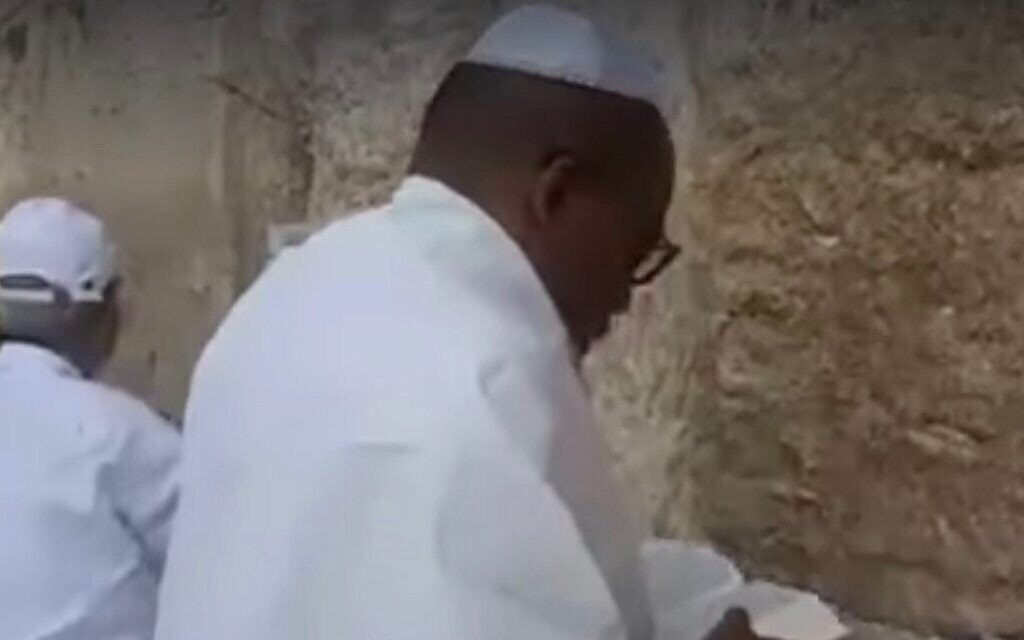 צילום מסך מווידאו שצולם ב-19 באוקטובר 2019, המציג לכאורה את נאמדי קאנו מתפלל בכותל המערבי (צילום: טוויטר)