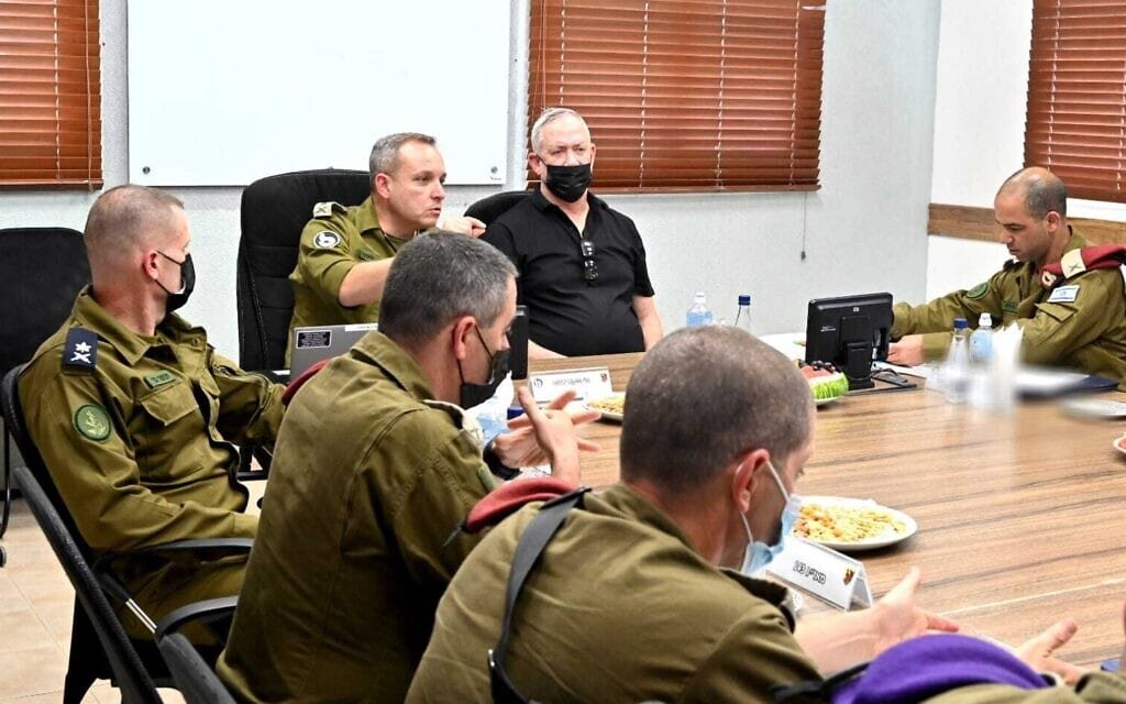 שר הביטחון בני גנץ בסיור בדרום ביחד עם ראש אג"ת אלוף תומר בר, מפקד פיקוד הדרום אלוף אליעזר טולדנו ומפקד אוגדת עזה תא"ל נמרוד אלוני, 3 באוגוסט 2021 (צילום: טל עוז / משרד הביטחון) שר הביטחון בני גנץ בסיור בדרום ביחד עם ראש אג"ת אלוף תומר בר, מפקד פיקוד הדרום אלוף אליעזר טולדנו ומפקד אוגדת עזה תא"ל נמרוד אלוני, 3 באוגוסט 2021 (צילום: טל עוז / משרד הביטחון)