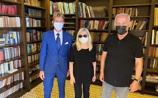 בנימין ושרה נתניהו עם בן ינובר, מנכ"ל מלונות דן אזור חיפה ומנכ"ל מלון דן כרמל, אוגוסט 2021 (צילום: יח"צ, מלון דן כרמל) בנימין ושרה נתניהו עם בן ינובר, מנכ"ל מלונות דן אזור חיפה ומנכ"ל מלון דן כרמל, אוגוסט 2021 (צילום: יח"צ, מלון דן כרמל)