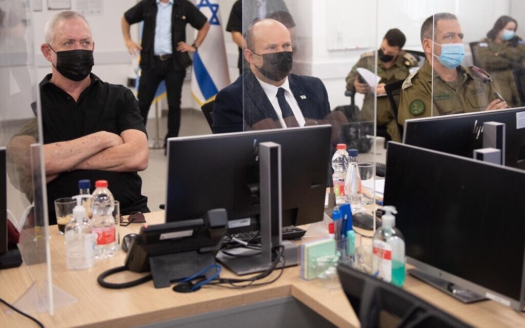 הרמטכ״ל אביב כוכבי, ראש הממשלה נפתלי בנט ושר הביטחון גנץ בסיור במפקדת אלון, 10.8.2021 (צילום: דובר צה"ל) הרמטכ״ל אביב כוכבי, ראש הממשלה נפתלי בנט ושר הביטחון גנץ בסיור במפקדת אלון, 10.8.2021 (צילום: דובר צה"ל)