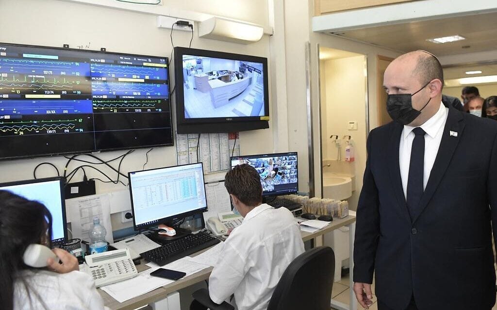 ראש הממשלה נפתלי בנט בביקור בבית החולים איכילוב, 15 באוגוסט 2021 (צילום: קובי גדעון / לע"מ) ראש הממשלה נפתלי בנט בביקור בבית החולים איכילוב, 15 באוגוסט 2021 (צילום: קובי גדעון / לע"מ)