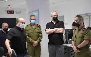 ראש הממשלה נפתלי בנט, שר הביטחון בני גנץ, הרמטכ"ל אביב כוכבי, ראש המטה לביטחון לאומי ד"ר איל חולתא, מפקד פיקוד דרום אלוף אליעזר טולדנו, מפקד אוגדת עזה תא"ל נמרוד אלוני, ובכירים נוספים, הערכת מצב באוגדת עזה, 17 באוגוסט 2021 (צילום: קובי גדעון / לע"מ) ראש הממשלה נפתלי בנט, שר הביטחון בני גנץ, הרמטכ"ל אביב כוכבי, ראש המטה לביטחון לאומי ד"ר איל חולתא, מפקד פיקוד דרום אלוף אליעזר טולדנו, מפקד אוגדת עזה תא"ל נמרוד אלוני, ובכירים נוספים, הערכת מצב באוגדת עזה, 17 באוגוסט 2021 (צילום: קובי גדעון / לע"מ)