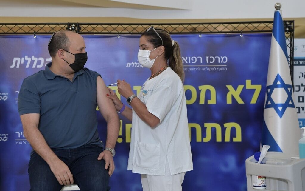 ראש הממשלה נפתלי בנט מקבל את החיסון השלישי, 20.8.2021 (צילום: קובי גדעון / לע"מ) ראש הממשלה נפתלי בנט מקבל את החיסון השלישי, 20.8.2021 (צילום: קובי גדעון / לע"מ)