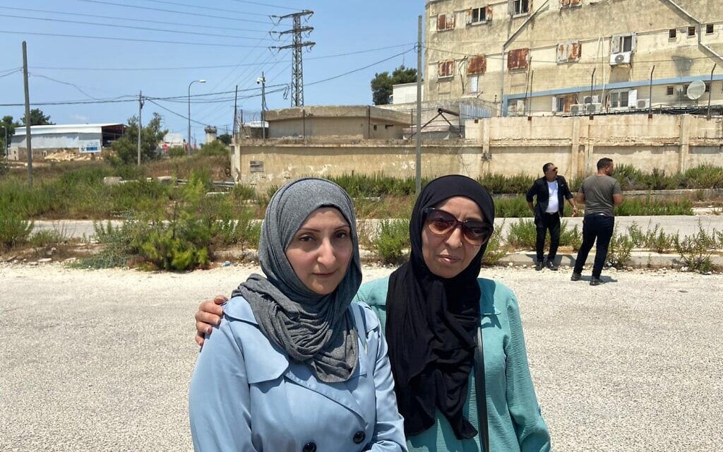 רובא סלאימה (משמאל) עם אחותה ברמאללה, 8 באוגוסט 2021 (צילום: אהרן בוקסרמן/Times of Israel)