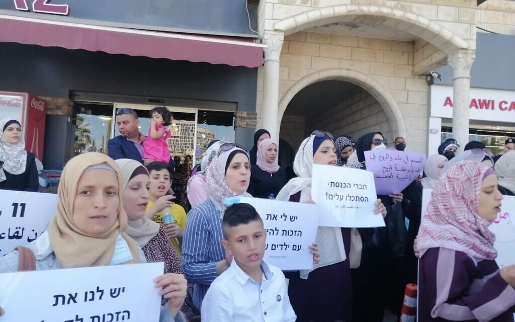 פלסטינים מפגינים מול מטה הוועדה לעניינים אזרחיים ברמאללה (צילום: Alaa Mutair)