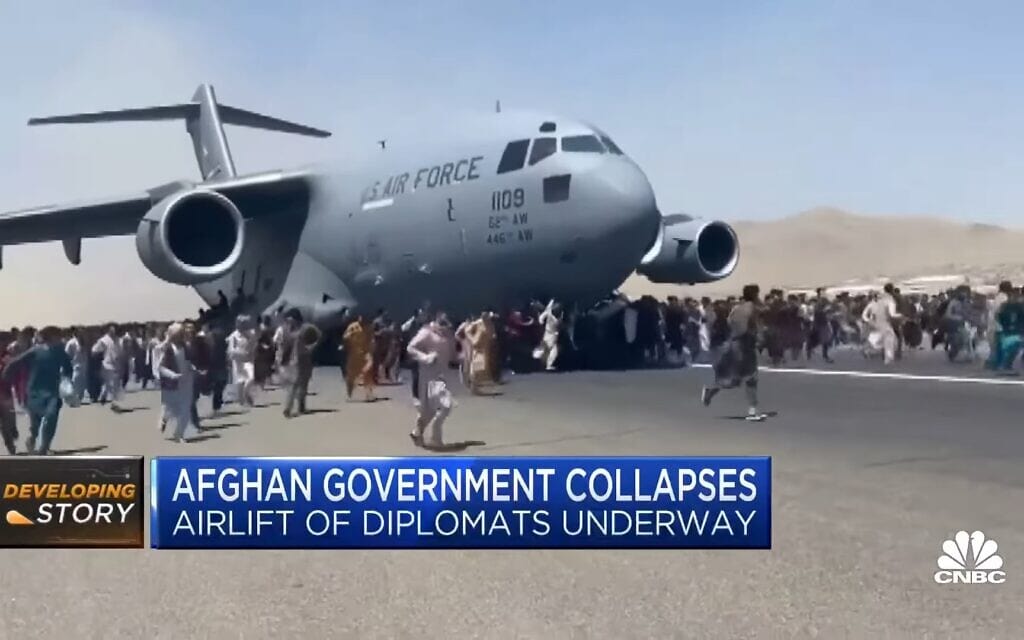 תושבי אפגניטטן נאחזים במטוס חילוץ אמריקאי בנסיון לברוח מקאבול, צילום מסך מחדשות CNBC