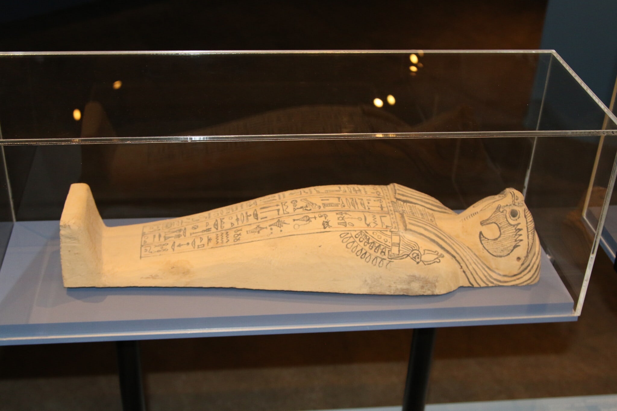 סרקופג עתיק למומיית תירס עם ראש של בז ומוצגת בתערוכת מוזיאון ארצות המקרא, &quot;חזרה למקור&quot; (צילום: שמואל בר-עם)