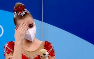 דינה אןןרינה אוחזת בדובי שלה, טוקיו 2021,צילום מסך מהתחרויות. דינה אןןרינה אוחזת בדובי שלה, טוקיו 2021,צילום מסך מהתחרויות.