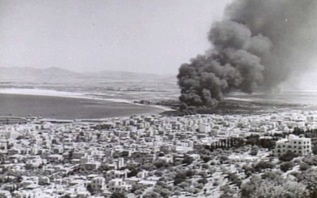 הפצצת בתיהזיקוק בחיפה במלחמת העולם השניה (צילום: ויקפדיה, Parer, Damien Peter - AWM)