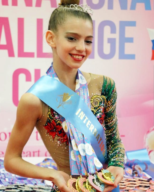 מיקה ולטמן, בגיל 12.5, זוכה בתחרות בינלאומית שנערכה במאריבור בסלובניה ב-3 מדליות זהב ואחת מכסף, וגם &#8211; כחביבת השופטות. יוני 2019 (צילום: שלומית ויזנר)
