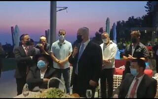 נתניהו באירוע שבע ברכות לבתו של ח"כ יעקב אשר מתנצל בפני החרדים על חילול השבת. צילום מסך מ"כאן" נתניהו באירוע שבע ברכות לבתו של ח"כ יעקב אשר מתנצל בפני החרדים על חילול השבת. צילום מסך מ"כאן"