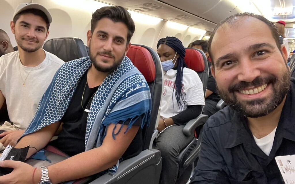 שלושת הקולנוענים הישראלים שהוחזקו בניגריה מצטלמים במטוס אחרי שחרורם, 28 ביולי 2021 (צילום: באדיבות המצולמים)