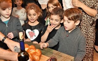 קהילה חוגגת — ישראלית-אמריקאית (צילום: IAC) קהילה חוגגת — ישראלית-אמריקאית (צילום: IAC)