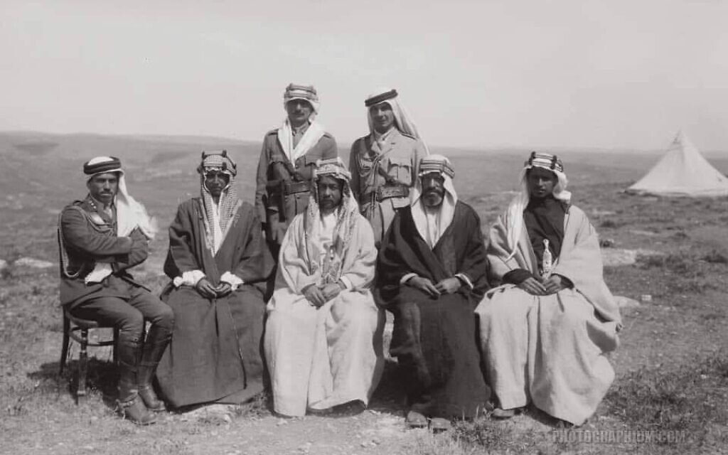 המלך עבדאללה הראשון מירדן ועוזריו (צילום מתוך ארכיון זאב וילנאי, ויקיפדיה)