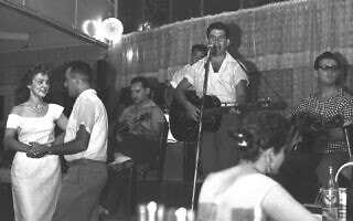 מועדון אריאנה (צילום: משה פרידמן, לע"מ) מועדון אריאנה (צילום: משה פרידמן, לע"מ)