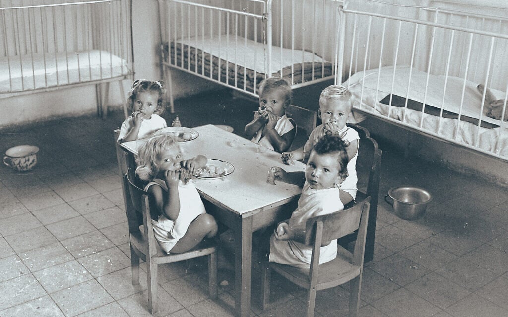 ילדים בקיבוץ כפר הנשיא ב-1949 (צילום: הוגו מנדלסון/לע"מ)