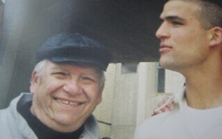 אורי, הבן של כרמלה כהן שלומי, וסבא יעקב, סיום קורס קצינים, בה"ד 1, מרץ 2000 (צילום: באדיבות המצולמים) אורי, הבן של כרמלה כהן שלומי, וסבא יעקב, סיום קורס קצינים, בה"ד 1, מרץ 2000 (צילום: באדיבות המצולמים)