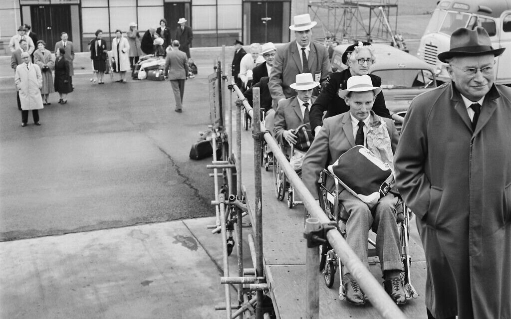 לודוויג גוטמן מוביל את חברי המשלחת הבריטית למשחקים הפראלימפיים בשנת 1962 (צילום: Keystone/Hulton archive/Getty Images)
