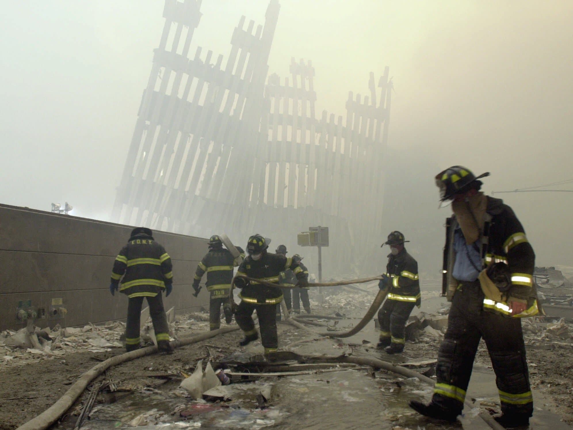 כוחות הכבאות וההצלה בשטח מה שהיה מגדלי התאומים, 11 בספטמבר 2001 (צילום: AP Photo/Mark Lennihan)