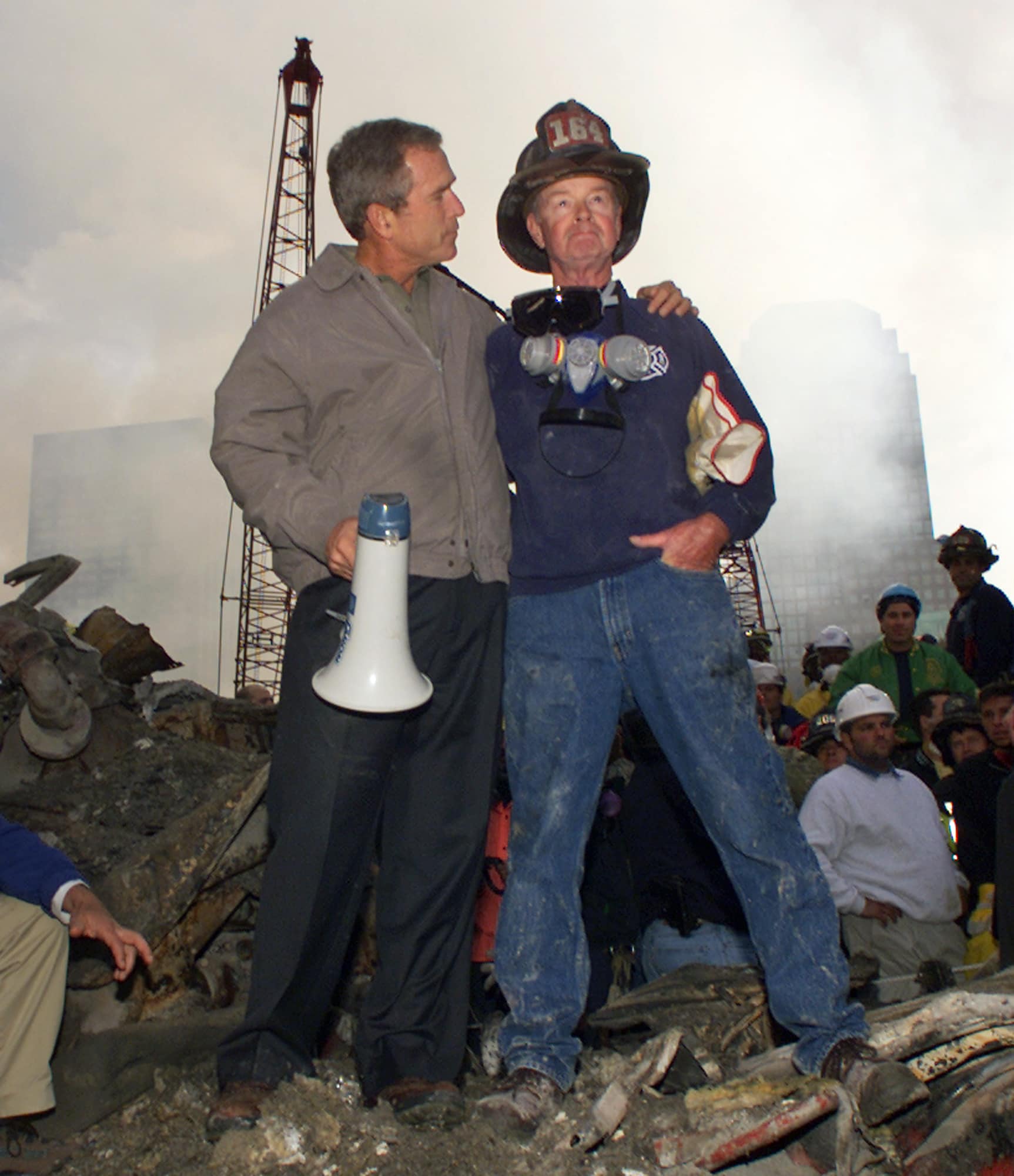 נשיא ארה&quot;ב ג&#039;ורג&#039; בוש הבן עם לוחם האש בוב בקווית&#039; בגראונד זירו, שלושה ימים אחרי אסון התאומים ב-11 בספטמבר 2001 (צילום: AP Photo/Doug Mills)
